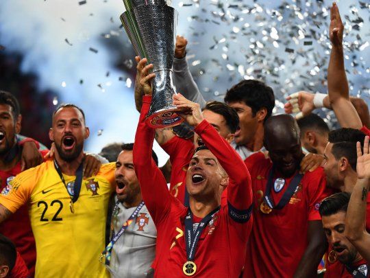 Cristiano Ronaldo celebra el segundo título que ganó con la selección portuguesa.
