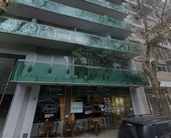 El hecho quedó grabado y los registros muestran al cliente tomando un café cuando de repente se le cayó encima el blindex de 1x1. El hecho quedó grabado y los registros muestran al cliente tomando un café cuando de repente se le cayó encima el blindex de 1x1.