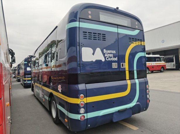 Los buses eléctricos conectarán Parque Lezama con Retiro.