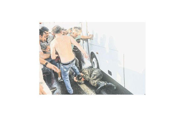 Linchamiento. Simpatizantes del Gobierno turco atacaron a un soldado supuestamente vinculado al golpe.