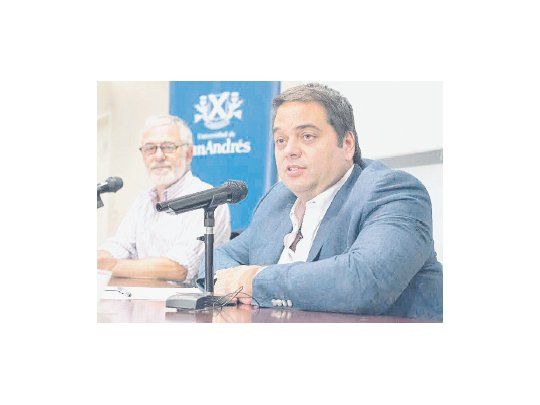El ministro de Trabajo disertó sobre “Desafíos y Perspectivas Laborales 2016” en la Universidad de San Andrés junto al director de posgrado Ariel Kievksy. Confirmó el despido de 8 mil contratados en el Estado.