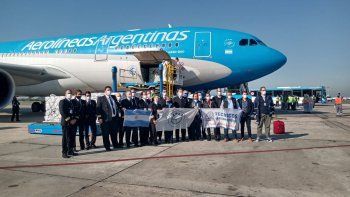El vuelo arribó con barbijos N95, barbijos triple capa quirúrgicos, guantes descartables de nitrilo, mascarillas y protectores faciales, antiparras de protección personal y camisolines hidro-repelentes.