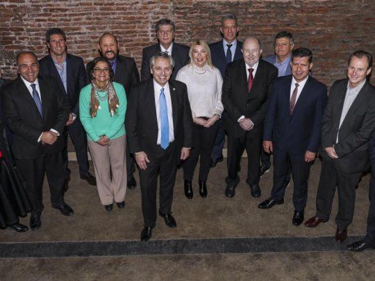 Alberto Fernández junto a una docena de gobernadores.