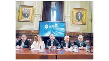 Luis Juez, Magdalena Odarda, Rubén Giustiniani, Fernando Pino Solanas y Jaime Linares lanzaron ayer un nuevo interbloque en el Senado que disputará bancas y cargos en el reparto de comisiones.