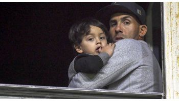 Carlos Tevez y su hijo Lito en el palco de la Bombonera.