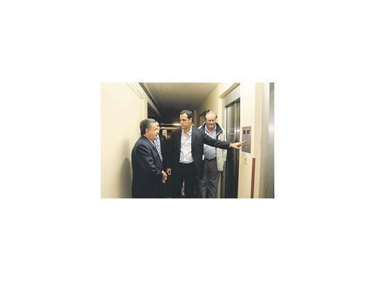 Eduardo Duhalde ayer en el corazón de la Recoleta porteña al entrar en un acto con sindicalistas junto al ex SIDE Miguel Toma y el organizador de la reunión, Walter Juan.