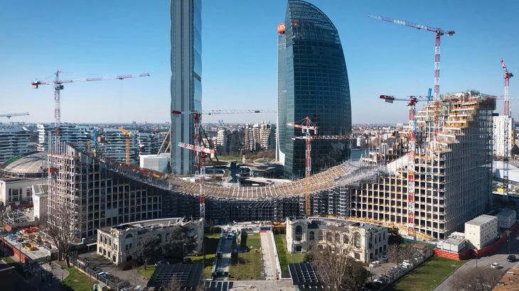 El edificio de oficinas CityWave en Milán, Italia, que está coronado por un amplio techo de 140 metros de largo y se espera concluir este año El edificio de oficinas CityWave en Milán, Italia, que está coronado por un amplio techo de 140 metros de largo y se espera concluir este año