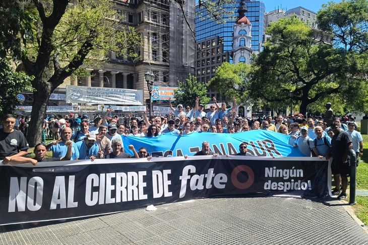 El gremio convocó a una concentración este miércoles en la puerta de la fábrica de FATE. El gremio convocó a una concentración este miércoles en la puerta de la fábrica de FATE.