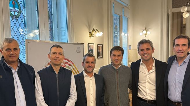 Los radicales con peluca, junto a Martín Menem, confirmaron el interbloque con LLA en Diputados.