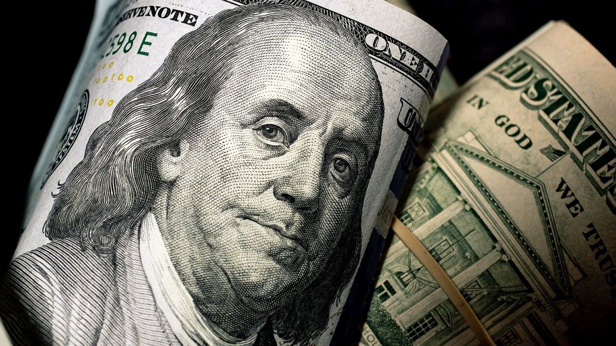 The super dollar advances while waiting for key data for the US economy