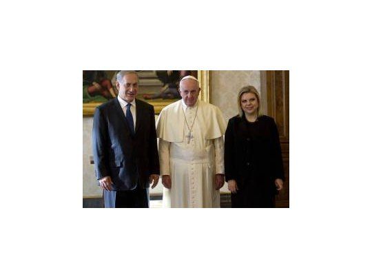 Netanyahu y su esposa Sarah junto a Francisco