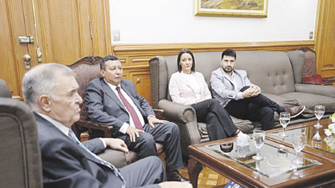 retorno. Pullaro regresó de un viaje de negocios en los Estados Unidos y remarcó que trabajará en el plano provincial sin ingresar en la discusión nacional entre Massa y Milei por la segunda vuelta.