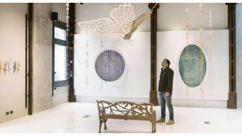 ámbito.com | Andrés Paredes. El paraíso tropical de su ciudad natal de tierra roja, Apóstoles, resuena en la muestra “Artificio”, en la flamente galería de San Telmo Calvaresi.