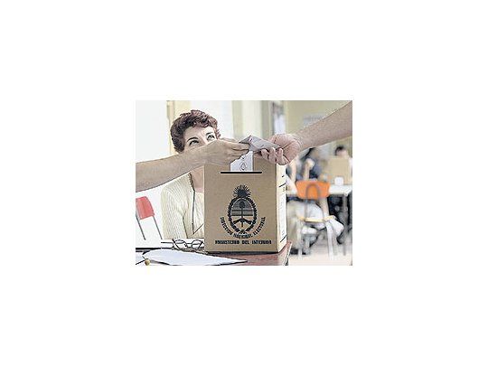 Una cumbre dejueces y funcionarioselectoralesse reunióayer en la sededel CorreoArgentino paradesestimar eltemor opositor alfraude enoctubre.