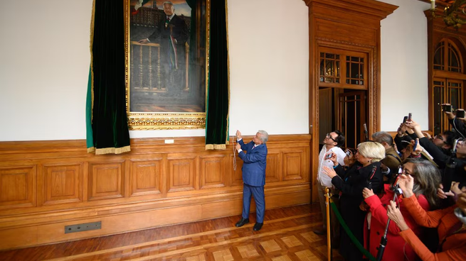 El momento que AMLO develó su retrato en el Palacio Nacional.