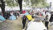 Tensión. La policía porteña intentó evitar el acampe de los piqueteros frente a Desarrollo Social. Hubo negociacióny finalmente la protesta avanzó por la avenida 9 de Julio como tenían programado.