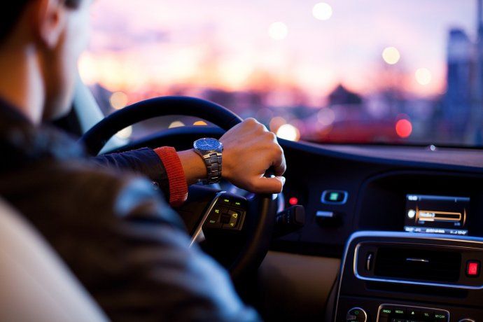 From the age of 65, driver's license renewals are more frequent, and from the age of 70, an annual medical evaluation is required. From the age of 65, driver's license renewals are more frequent, and from the age of 70, an annual medical evaluation is required.
