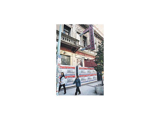Uno de los tantos cafés que esperan ser demolidos para que se construya en ese lugar un edificio.