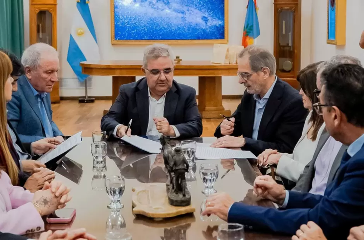 El gobernador Raúl Jalil y el rector Sergio Pagani durante la firma de los convenios. El gobernador Raúl Jalil y el rector Sergio Pagani durante la firma de los convenios.