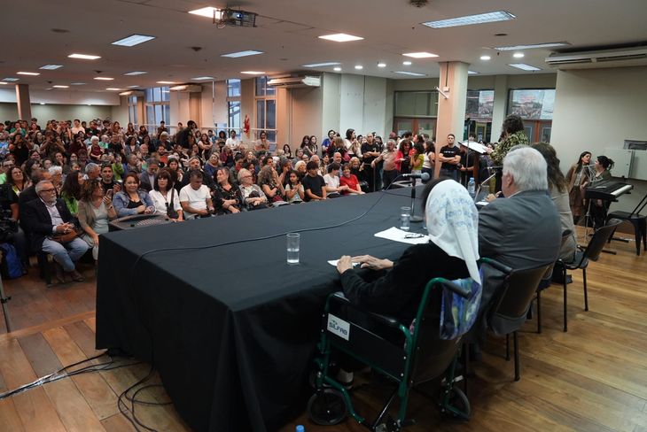 Almeida agradeció la distinción y la hizo extensiva a todas las Madres, tanto a las que siguen vivas como a las que ya no están. Almeida agradeció la distinción y la hizo extensiva a todas las Madres, tanto a las que siguen vivas como a las que ya no están.