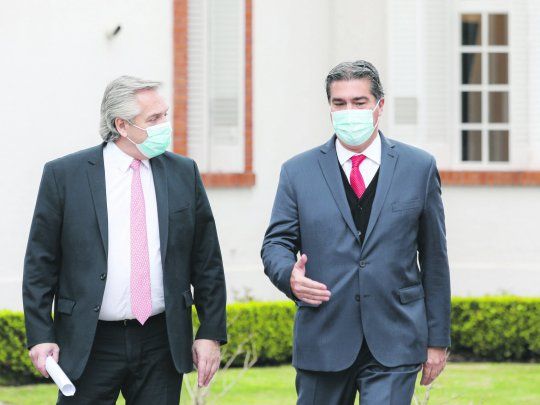 CONVENIOS. Alberto Fernández encabezó ayer en Olivos la firma de una serie de convenios con el gobernador de Chaco, Jorge Capitanich, que incluye el acceso equitativo a servicios de telecomunicaciones, obras de infraestructura en distintas localidades, y la toma de posesión de un excampo de tiro en Resistencia donde se desarrollará un complejo habitacional. “La Argentina central, que tiene dos periferias, al norte y a sur del país, no se puede tolerar más”, reiteró el Presidente.