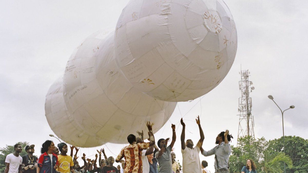Art: a white “cloud” takes over La Boca and sails through the Riachuelo