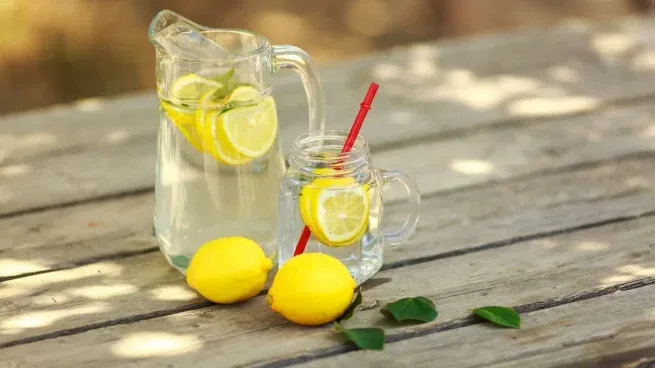 El agua con limón es muy sana, pero no todos sus beneficios son reales.