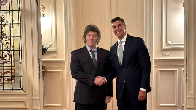 Milei junto a Santiago Peña. (Foto de archivo).&nbsp;