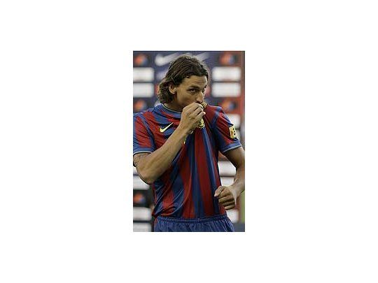 Amor. Ibra se besó el escudo a pedido del público.