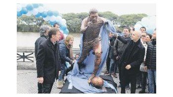 #Notevayaslio. Horacio Rodríguez Larreta inauguró la estatua y se sumó al pedido de que el “10” no deje la Selección.