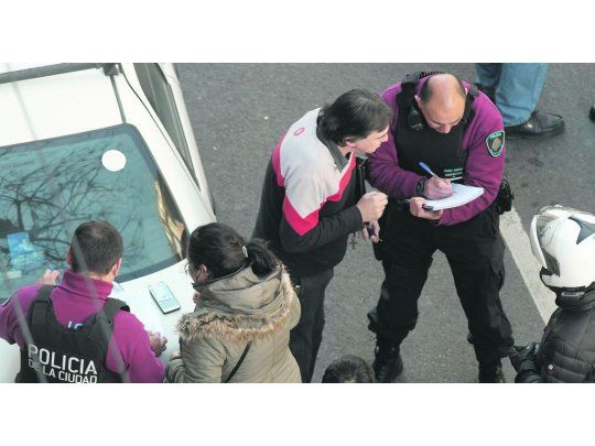 Infracción. Después de ser identificado por taxistas en el barrio de San Telmo, la policía le labró una contravención al chofer de Uber.