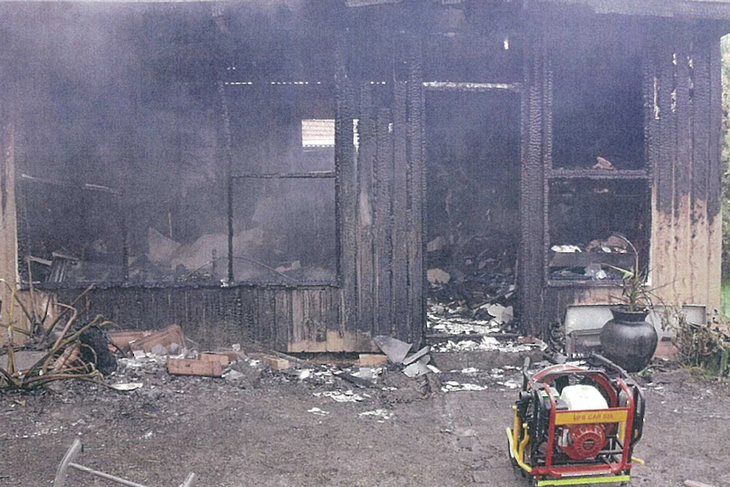 Los bomberos fueron llamados al incendio del bungalow y más tarde se encontró el cuerpo de Connor en su interior. 