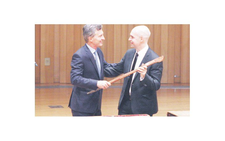 ámbito.com | Mauricio Macri, ayer al entregarle el bastón de mando, una pieza artística, a Horacio Rodríguez Larreta en la Usina del Arte en La Boca.