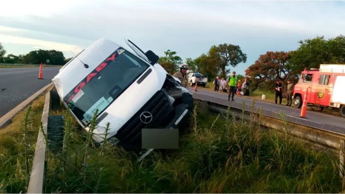 Volcó una combi con 12 pasajeros en la Ruta 12 a la altura de Ceibas