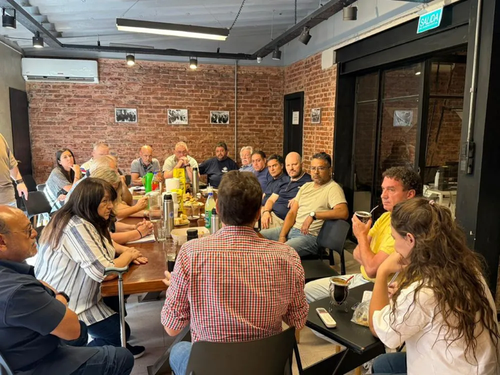 Los referentes de los gremios estatales se reunieron este martes para coordinar nuevas acciones en contra de la nueva ley previsional provincial. Los referentes de los gremios estatales se reunieron este martes para coordinar nuevas acciones en contra de la nueva ley previsional provincial.