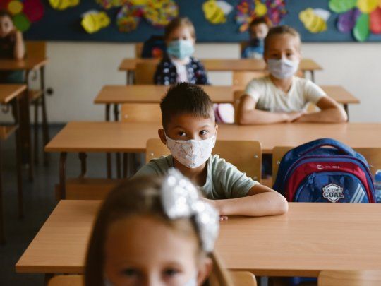 PRECAUCIÓN. Los menores que volvieron al aula debieron mantener la distancia social y utilizar barbijos.&nbsp;