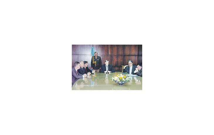 El presidente Néstor Kirchner participó ayer de una reunión en la que equipos técnicos delos tres países involucrados analizan las posibilidades para realizar el gasoducto.
