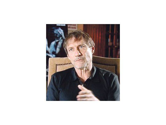 Joffé: admite que sólo hace este film por encargo, y se identifica con un pensamiento de Escrivá: «Aunque no lleguemos a santos, todos podemos tener una actitud de santidad en algún momento del día».