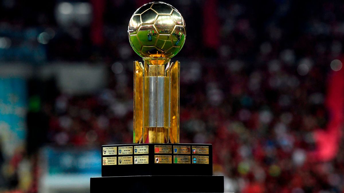 He played in the Bilardo National Team, he became champion with Boca, but today he works in a mine in Chile