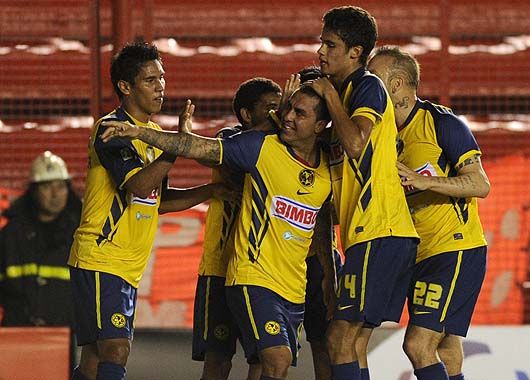 Los jugadores de América de México festejan junto al mediocampista argentino