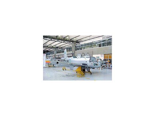 Los aviones de entrenamiento de la Fuerza Aérea aguardan ser reparados en los hangaresde Córdoba.