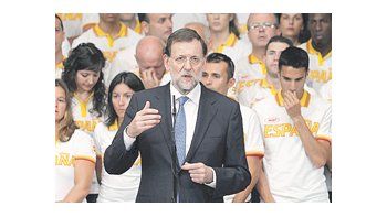 En medio de la tormenta, el jefe del Gobierno español deseó suerte a deportistas olímpicos.