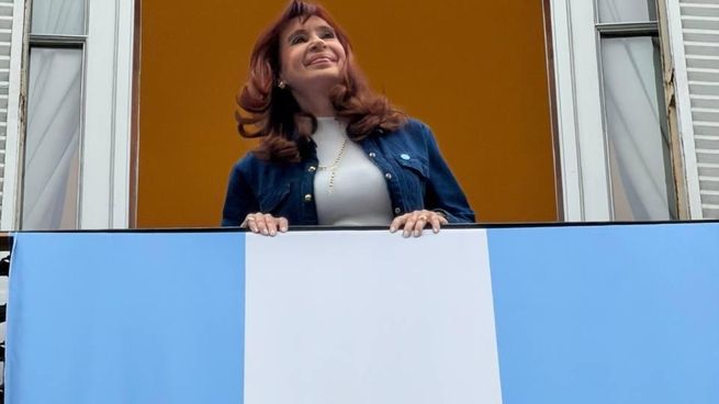 Cristina Kirchner saludó a la militancia luego de que se emitiera un audio.
