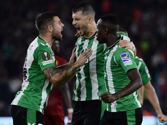 Grito de gol. Guido Rodríguez marcó el empate parcial de Betis, que le ganó a Roma en Italia.