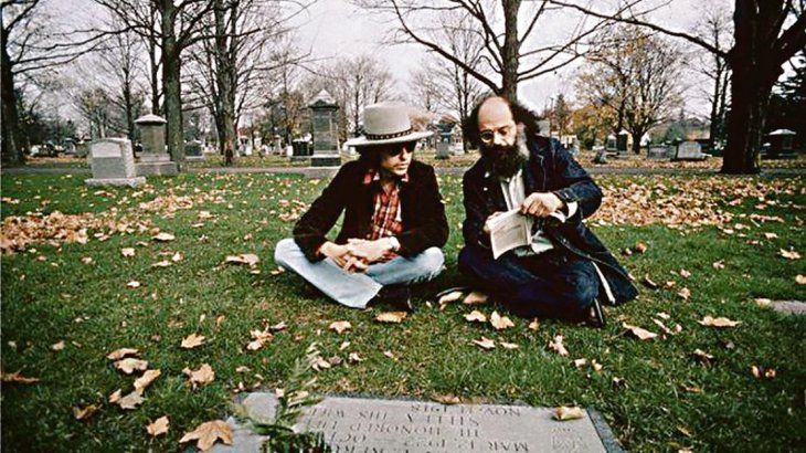 Bob Dylan y Allen Ginsberg junto a la tumba de Jack Kerouac.