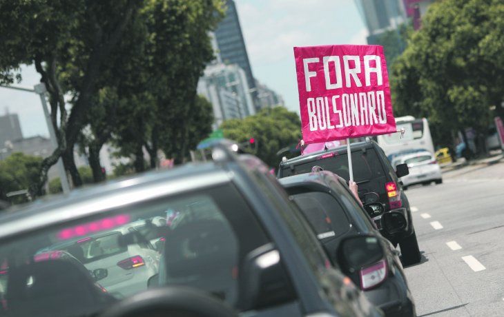 CLIMA. Las caravanas contra Jair Bolsonaro realizadas en Río de Janeiro y otras ciudades de Brasil son parte de un creciente movimiento de protesta contra el manejo oficial de la pandemia.&nbsp;