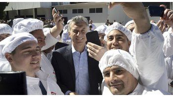 Si queremos reducir la pobreza, eso se logra con trabajo, trabajo y trabajo. Mejorando la educación, para que el trabajo sea cada vez mejor y siempre trabajo, enfatizó Macri.