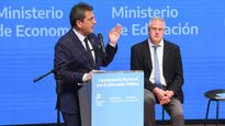 Finalmente, el Presidente de la Nación Argentina, en ejercicio de sus atribuciones conferidas por el artículo 62 de la Ley Nº 24.521 y sus modificatorias, decreta oficialmente la autorización provisoria para la Universidad Evangélica.&nbsp;