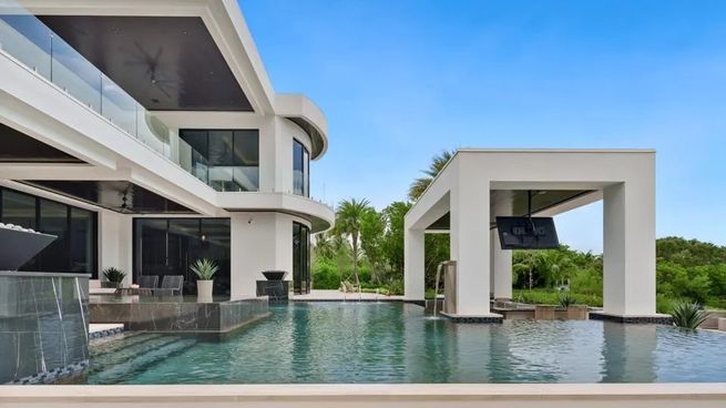 La suite principal cuenta con vestidores inspirados en Chanel.