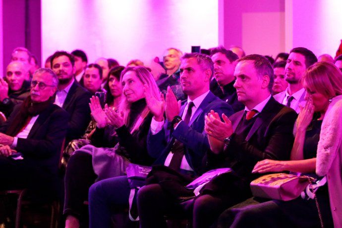 Manuel Adorni y Karina Milei, presentes en el acto en el Yacht Club que organizó La Libertad Avanza. 